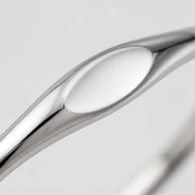 Close view of smooth oval centre on bangle 84835