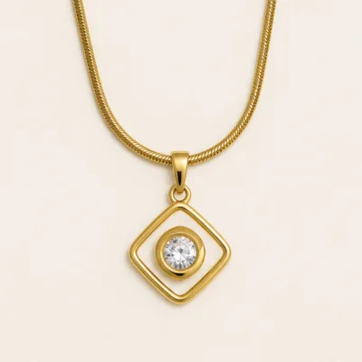 Colar em Aço com Pendente Duplo Losango — Dourado
