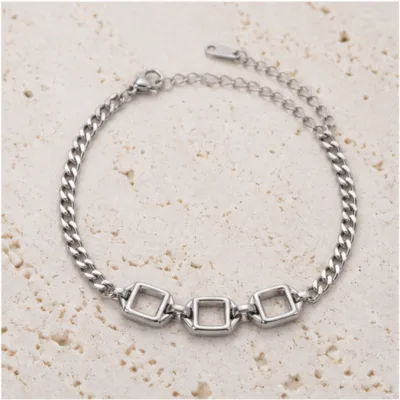 Pulseira de Aço com Três Elos Quadrados Abertos — Prateado