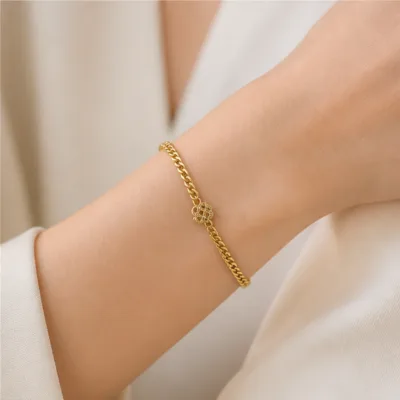 Gold knot chain bracelet 84849 worn on wrist