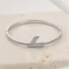 Pulseira Rígida Prateada com Motivo Angular e Cristais — Prateado