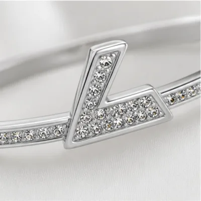 Close view of the angular crystal motif on bangle 84854-04