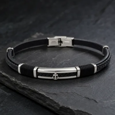 Detalhe da trama preta, aço e âncora da pulseira