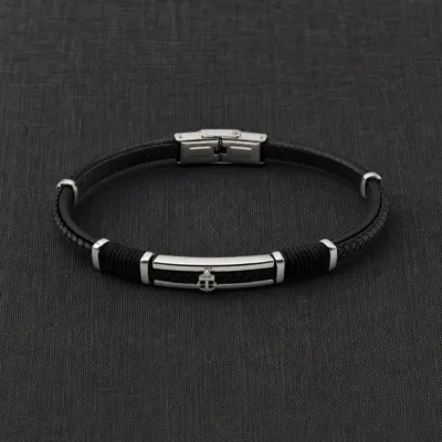 Pulseira preta de pele trancada em composição editorial