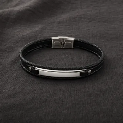 Pulseira preta de pele trancada em composição editorial