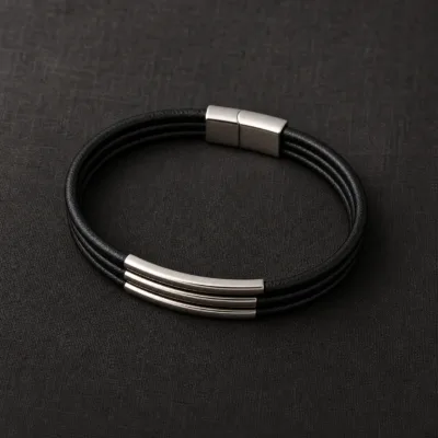 Pulseira preta de pele tripla em composição editorial