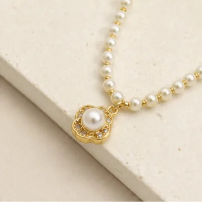Colar de Pérolas com Pendente Halo — Dourado
