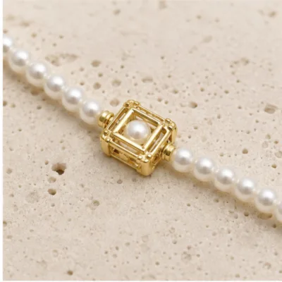 Colar de Pérolas com Pendente Quadrado — Dourado