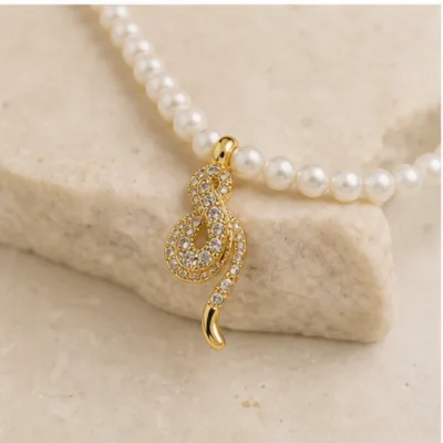 Colar de Pérolas com Pendente de Nó — Dourado