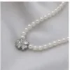 Colar de Pérolas com Pendente Floral — Prateado