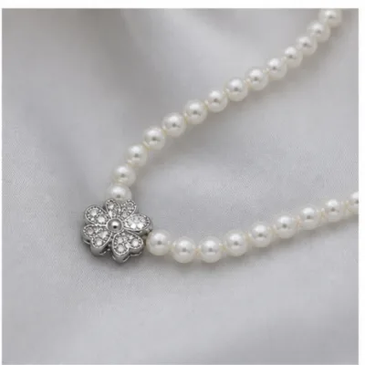 Colar de Pérolas com Pendente Floral — Prateado
