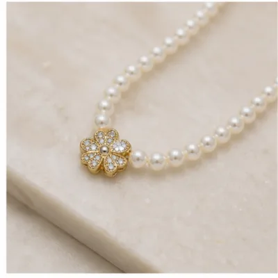 Colar de Pérolas com Pendente Floral — Dourado
