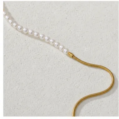 Colar Assimétrico de Pérolas e Corrente — Dourado