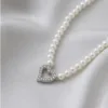 Colar de Pérolas com Pendente Coração — Prateado
