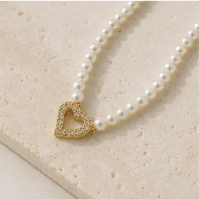 Colar de Pérolas com Pendente Coração — Dourado