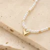 Colar de Pérolas com Pendente em V — Dourado