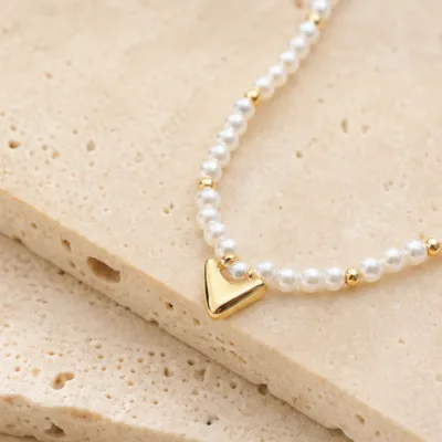 Colar de Pérolas com Pendente em V — Dourado