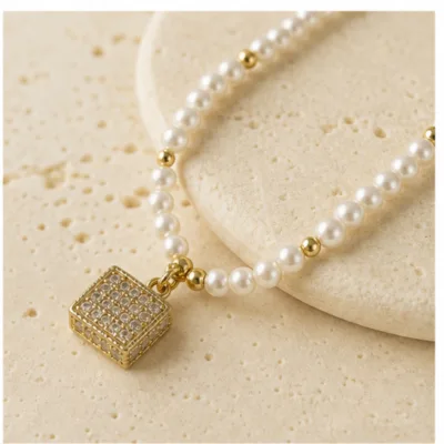 Colar de Pérolas com Pendente Quadrado Cravejado — Dourado