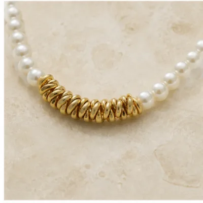 Colar de Pérolas com Centro em Espiral — Dourado