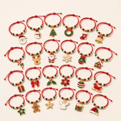 Detalhe das contas e dos pendentes de Natal em esmalte