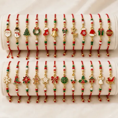 Conjunto de 24 pulseiras de Natal em expositores de joalharia