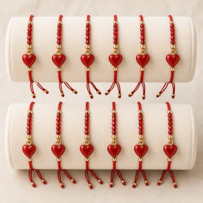 Conjunto de 12 pulseiras vermelhas em expositores de joalharia