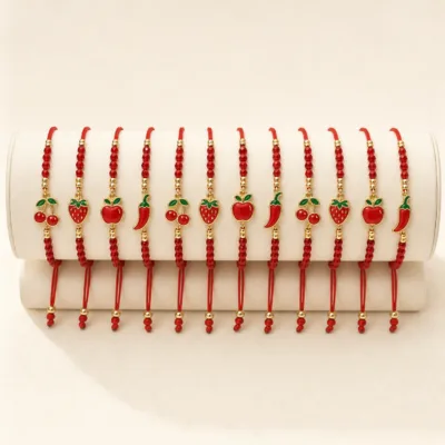 Conjunto completo de 12 pulseiras vermelhas com frutos e malaguetas