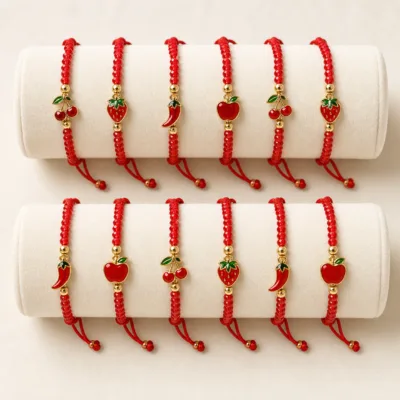 Conjunto de 12 pulseiras de frutos em expositores de joalharia
