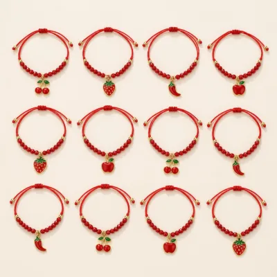 Doze pulseiras com cerejas, morangos, maçãs e malaguetas