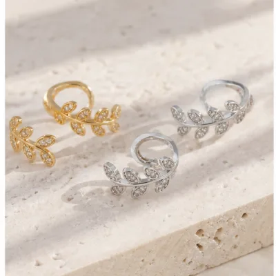 Brincos ear cuff folha dourados e prateados em composição