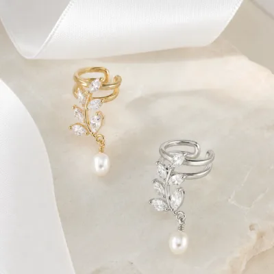 Brincos ear cuff de folha em dourado e prateado com cristais e pérola
