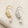 Brincos Ear Cuff Folha com Cristais e Pérola | Dourado ou Prateado — Dourado