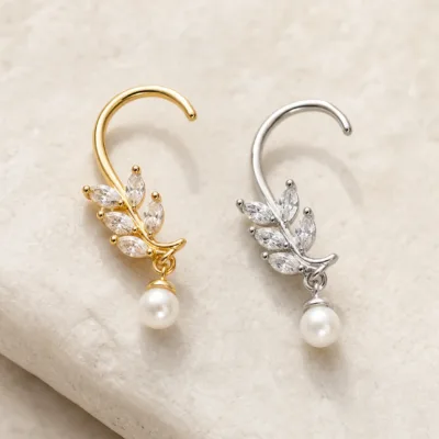 Brincos Ear Cuff Folha com Cristais e Pérola | Dourado ou Prateado — Dourado