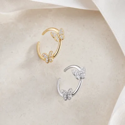 Brincos ear cuff com borboletas de cristais em dourado e prateado