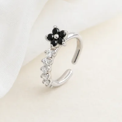 Brincos Ear Cuff Flor Preta e Cristais | Dourado ou Prateado — Prateado