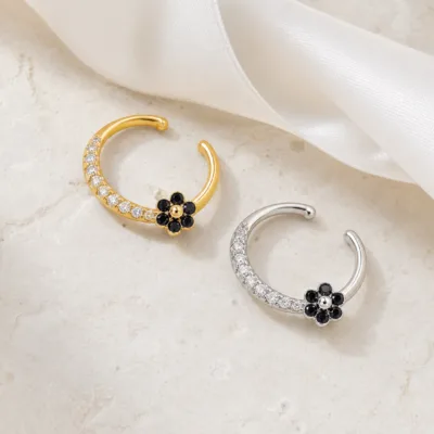 Brincos ear cuff com flor preta e cristais em dourado e prateado
