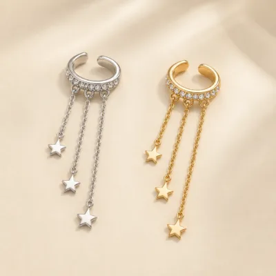 Ear cuffs com cristais e correntes de estrelas em prateado e dourado
