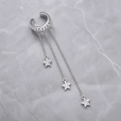 Ear cuff prateado com cristais e três correntes de estrelas