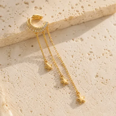 Ear cuff dourado com cristais e três correntes de estrelas