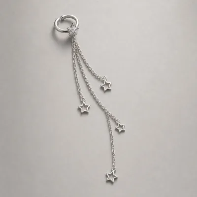 Ear cuff prateado com correntes finas e estrelas vazadas