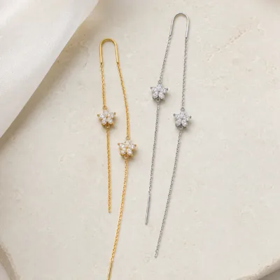 Brincos passantes longos com flores de cristais em dourado e prateado