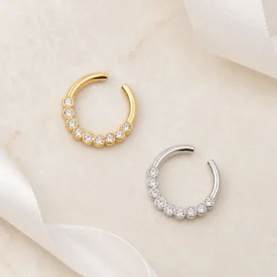 Brincos ear cuff com sete cristais em dourado e prateado