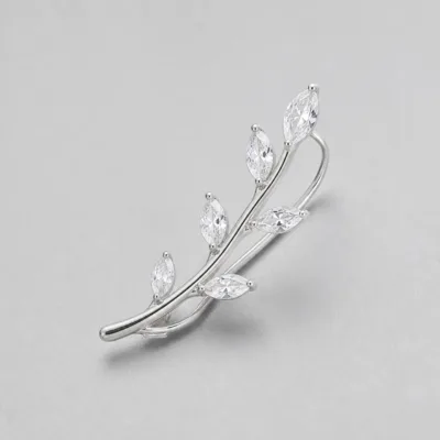 Ear cuff prateado curvo com cristais brancos em forma de gota