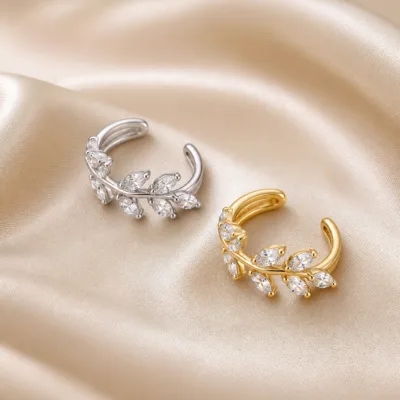 Ear cuffs prateado e dourado com cristais sobre seda neutra
