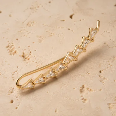 Ear climber dourado curvo com cristais geométricos brancos