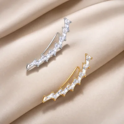 Ear climbers prateado e dourado com cristais sobre seda neutra