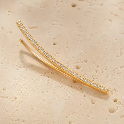 Ear climber dourado longo com uma fila de cristais brancos