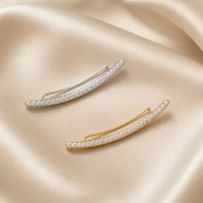 Ear climbers prateado e dourado com cristais sobre seda neutra