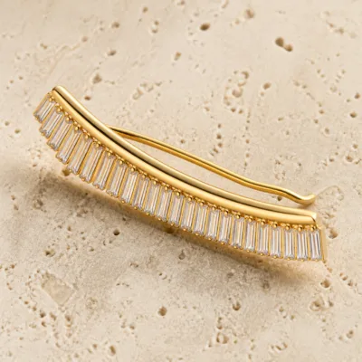 Ear climber dourado curvo com franja de cristais baguete