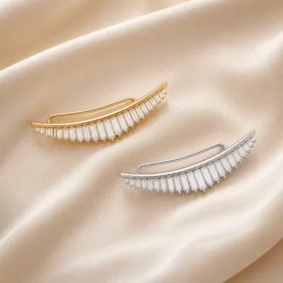 Ear climbers dourado e prateado com cristais sobre seda neutra